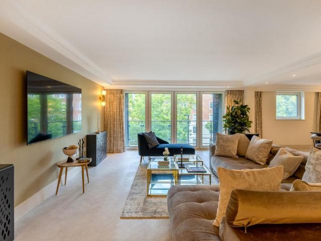 Flat for sale in St. John's Wood, Greater London