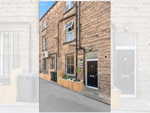 Flat for sale in West Yorkshire