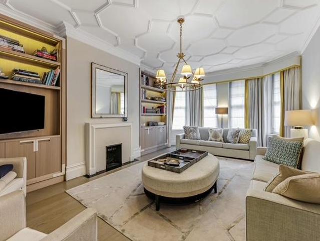 Flat for sale in Kensington, Greater London