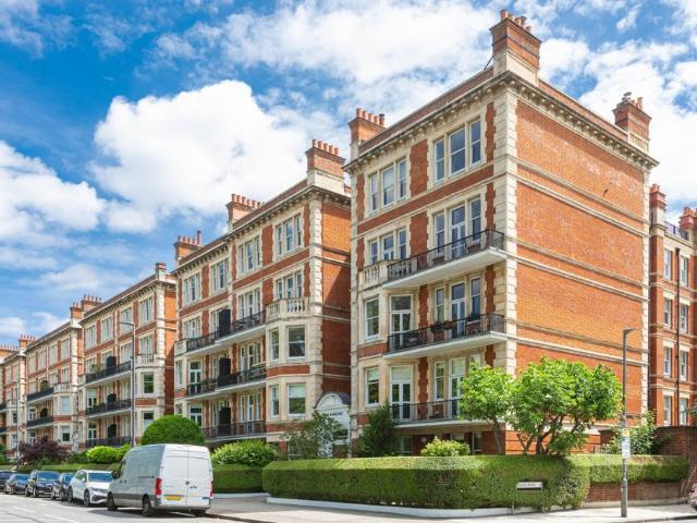Flat for sale in Clapham Junction, Greater London