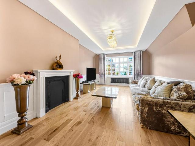 Flat for sale in St. John's Wood, Greater London