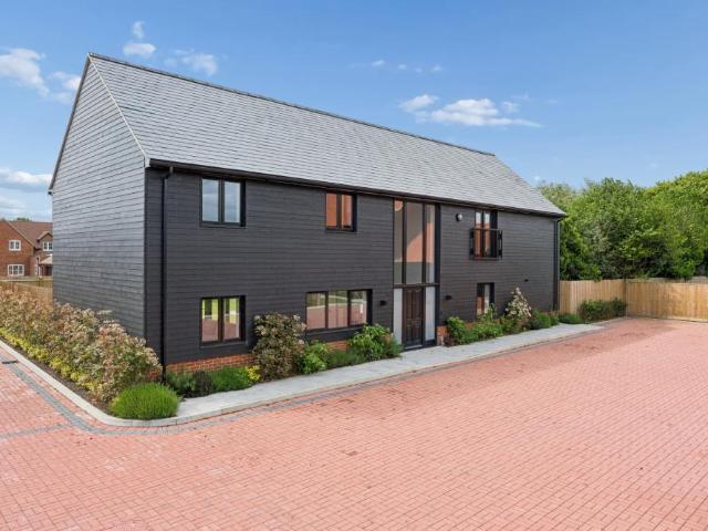 Flat for sale in Hogpits Bottom, Pouchen End