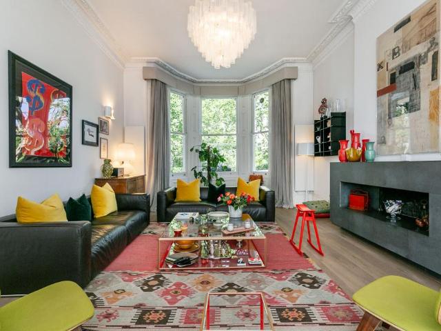 Flat for sale in Earl's Court, Greater London