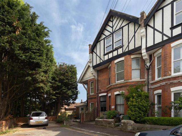 Flat for sale in Bohemia, Guestling Green