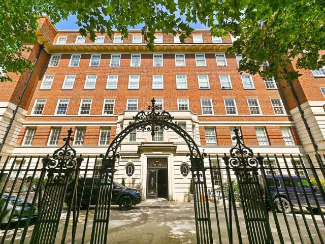 Flat for sale in St. John's Wood, Greater London