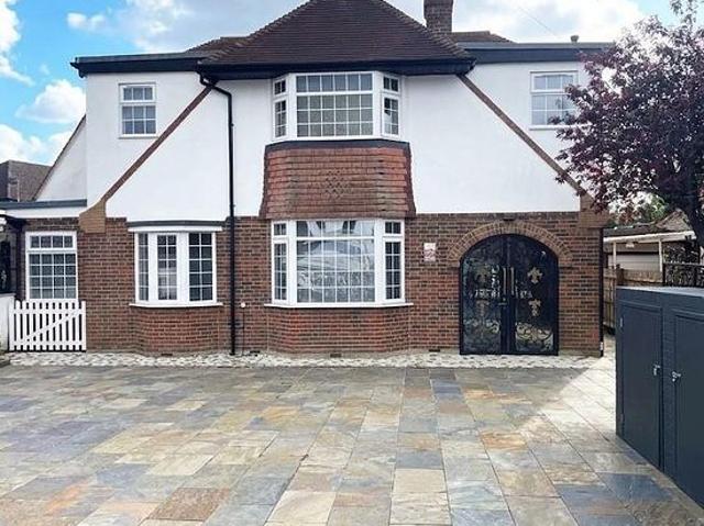 Apartment for rent in Mill Hill, Greater London