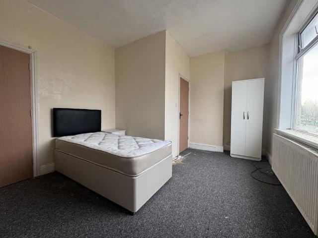Room for rent in Fox Hollies, Billesley