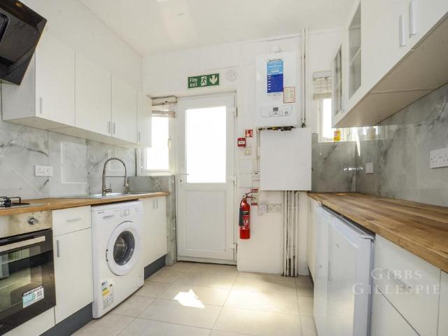 Flat for rent in Lane, Greater London