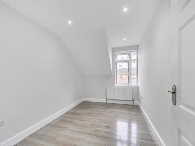 Apartment for rent in Little Stanmore, Greater London
