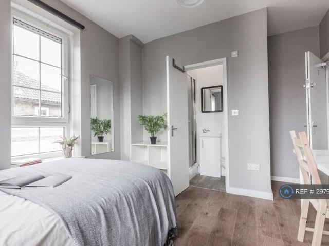 Apartment for rent in Poplar Grove, Greater London