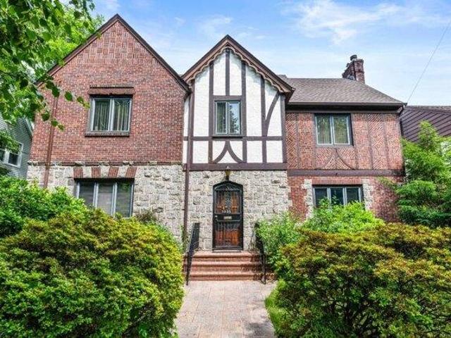 House for sale in Queens, Arverne