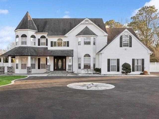 House for sale in Holtsville House for sale in Holtsville
