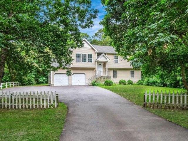 House for sale in Holtsville