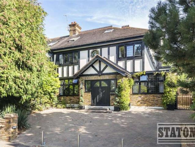 House for sale in Bush Hill Park, Greater London