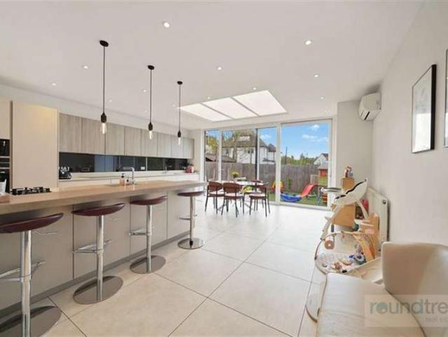 House for sale in Temple Fortune, Greater London
