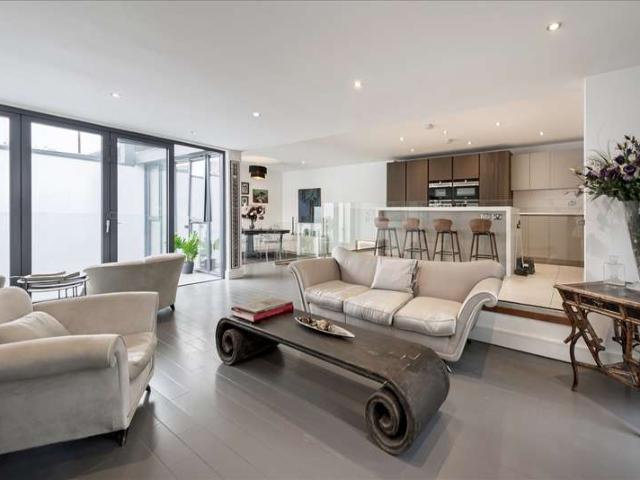 House for sale in London Borough of Hammersmith and Fulham, Greater London