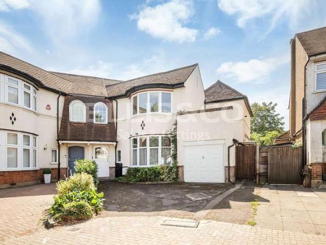 House for sale in Mill Hill, Greater London