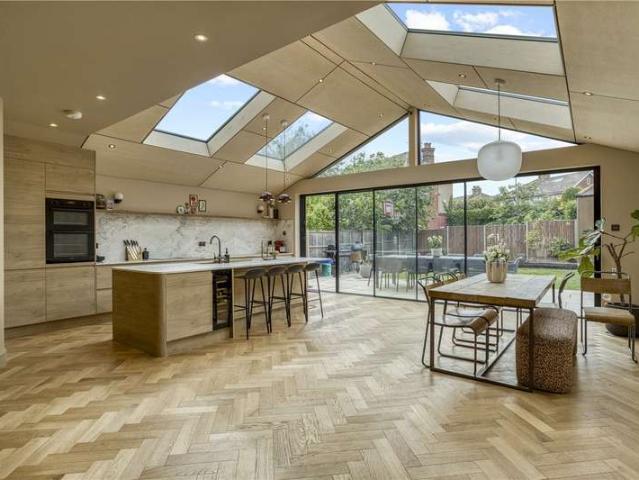 House for sale in Willesden Green, Greater London