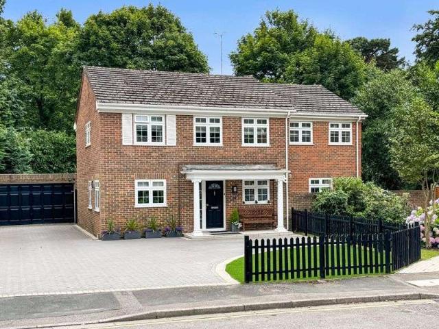 House for sale in Heol-las, Surrey