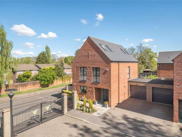 House for sale in Heol-las, Surrey