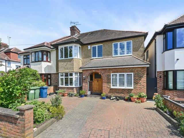 House for sale in Little Stanmore, Greater London