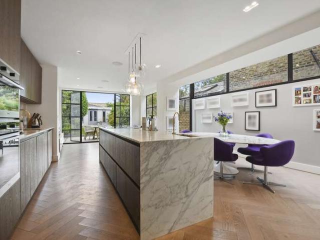 House for sale in Brondesbury, Greater London