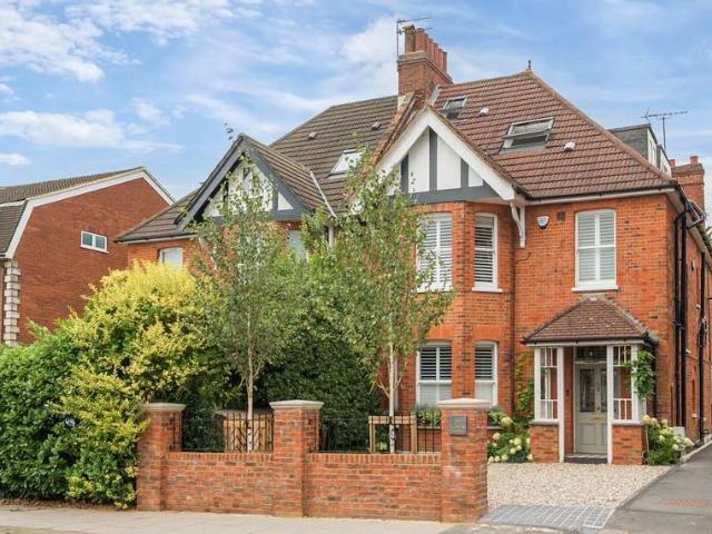 House for sale in Mill Hill, Greater London