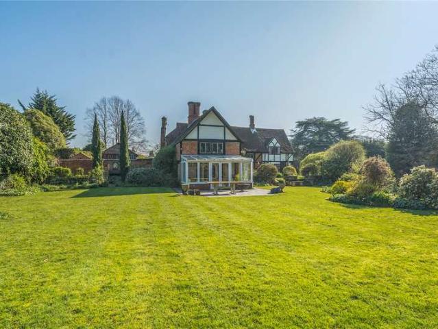 House for sale in Heol-las, Surrey