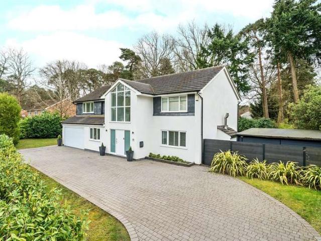 House for sale in Heol-las, Surrey