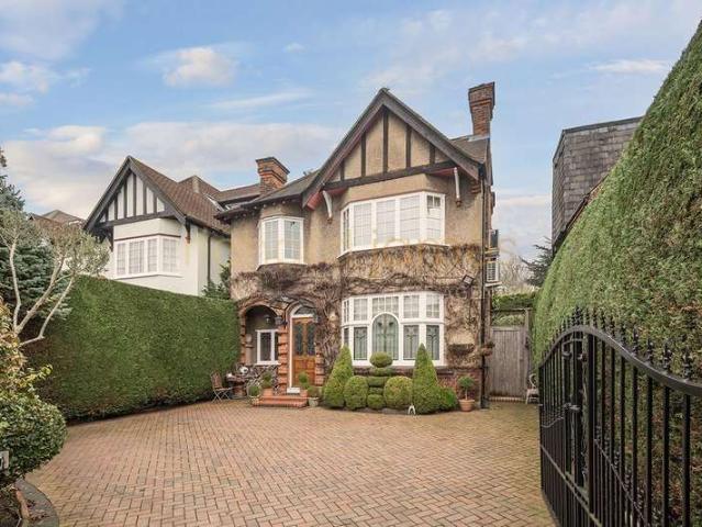 House for sale in Mill Hill, Greater London