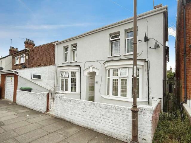 House for sale in Queens Park, Bedford