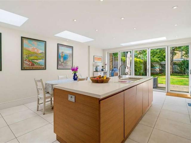 House for sale in Earlsfield, Greater London