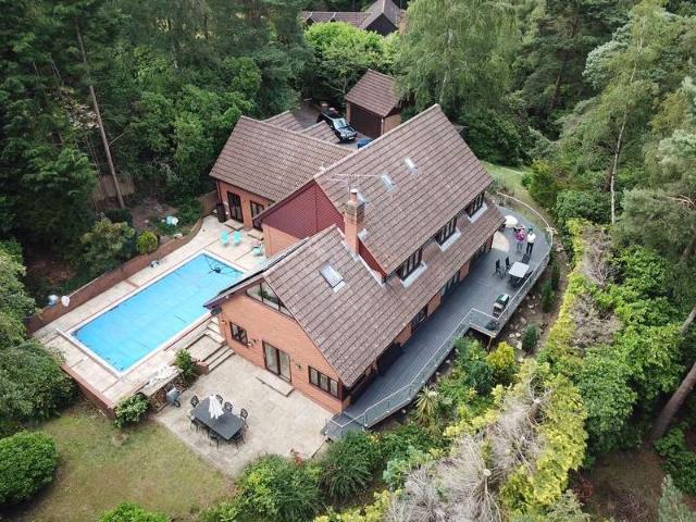 House for sale in Heol-las, Surrey