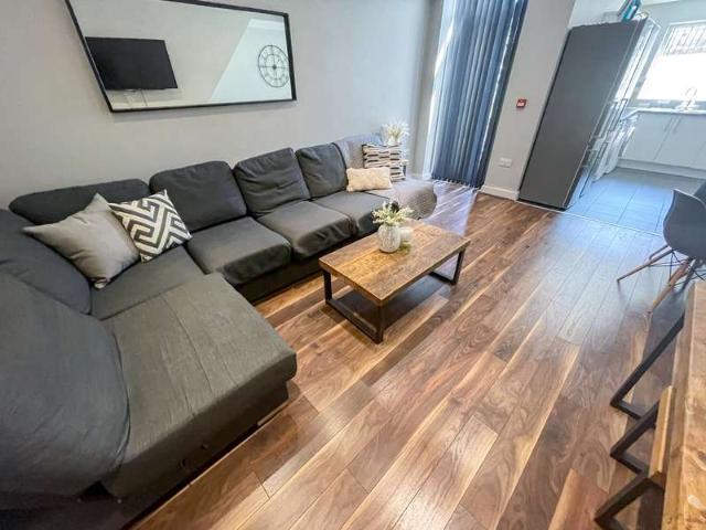 House for rent in Elm Park, Calderstones
