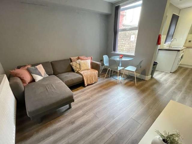 House for rent in Elm Park, Calderstones