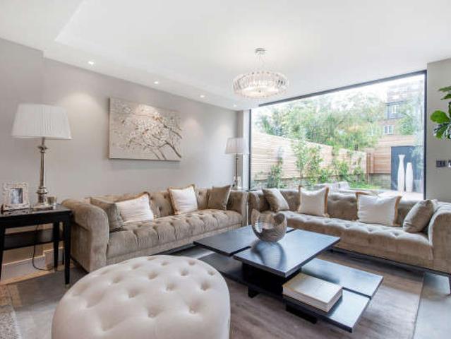 Terraced House for rent in St John's Wood, Belsize Park