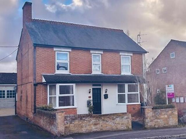 House for sale in Aston Clinton, Buckinghamshire