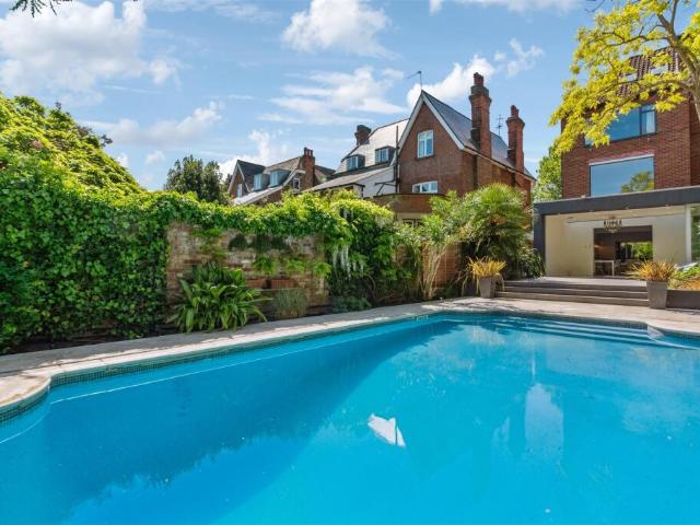 House for rent in Brondesbury Park