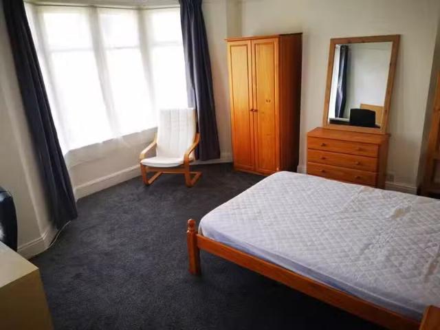 House for rent in Queen's Park, Greater London