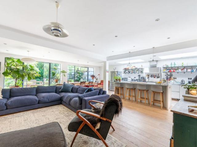 House for sale in Brondesbury, Greater London