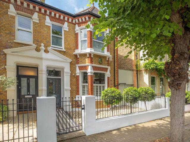 House for sale in Earlsfield, Greater London