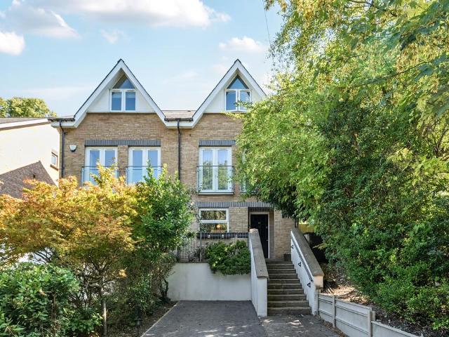 House for sale in London Borough of Croydon, Sanderstead