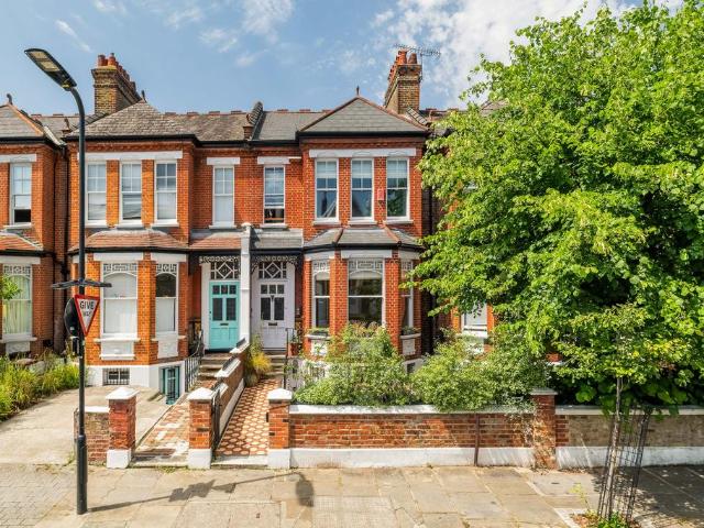 House for sale in Shacklewell, Greater London