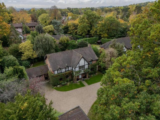 House for sale in Little Stanmore, Greater London