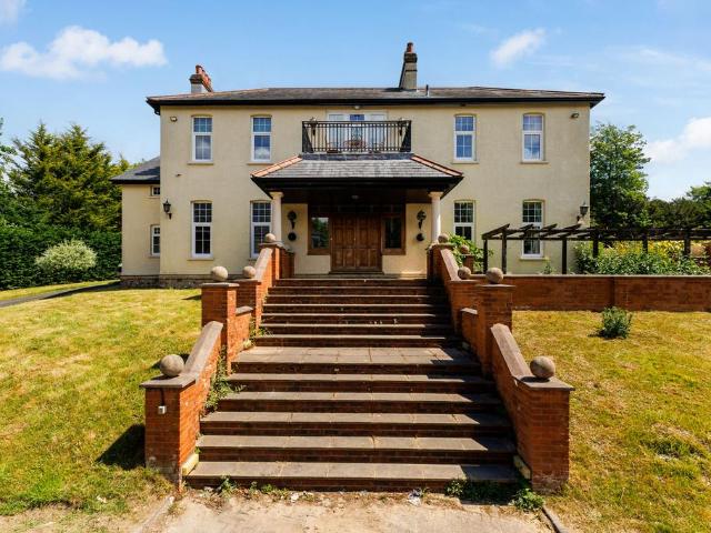 House for sale in Hillview, Surrey