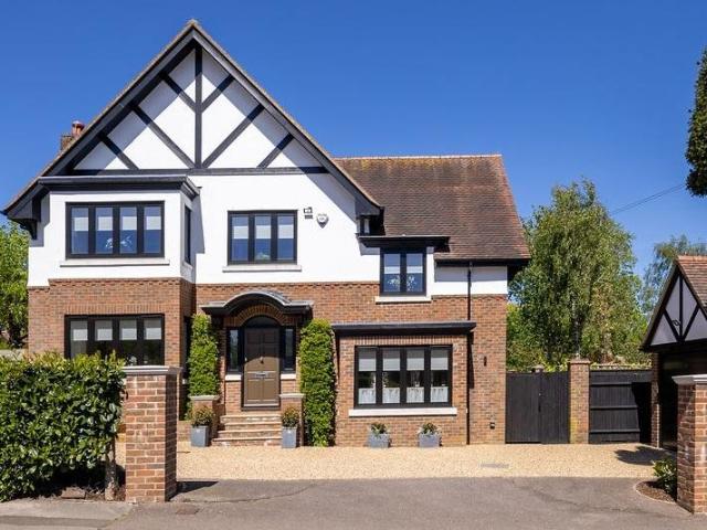 House for sale in Hatching Green, Five Acres