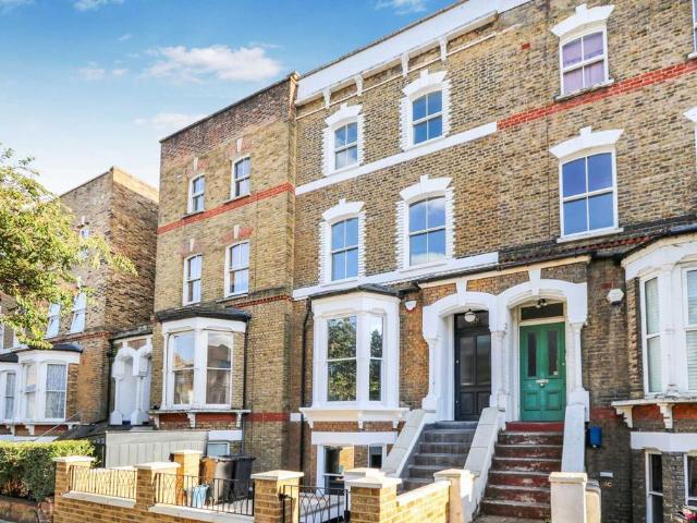 House for sale in Shacklewell, Greater London