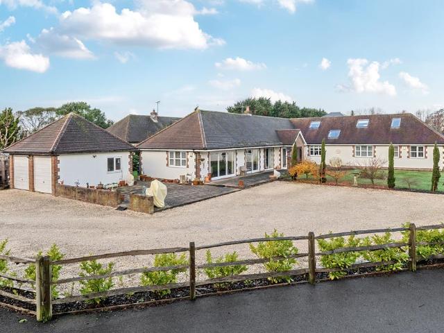 House for sale in Barnham and Eastergate, Clapham