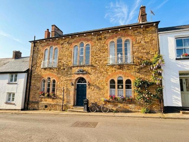 House for sale in Weir Quay, Devon
