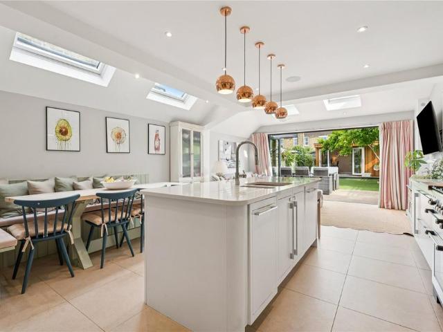 House for sale in Summerstown, Greater London